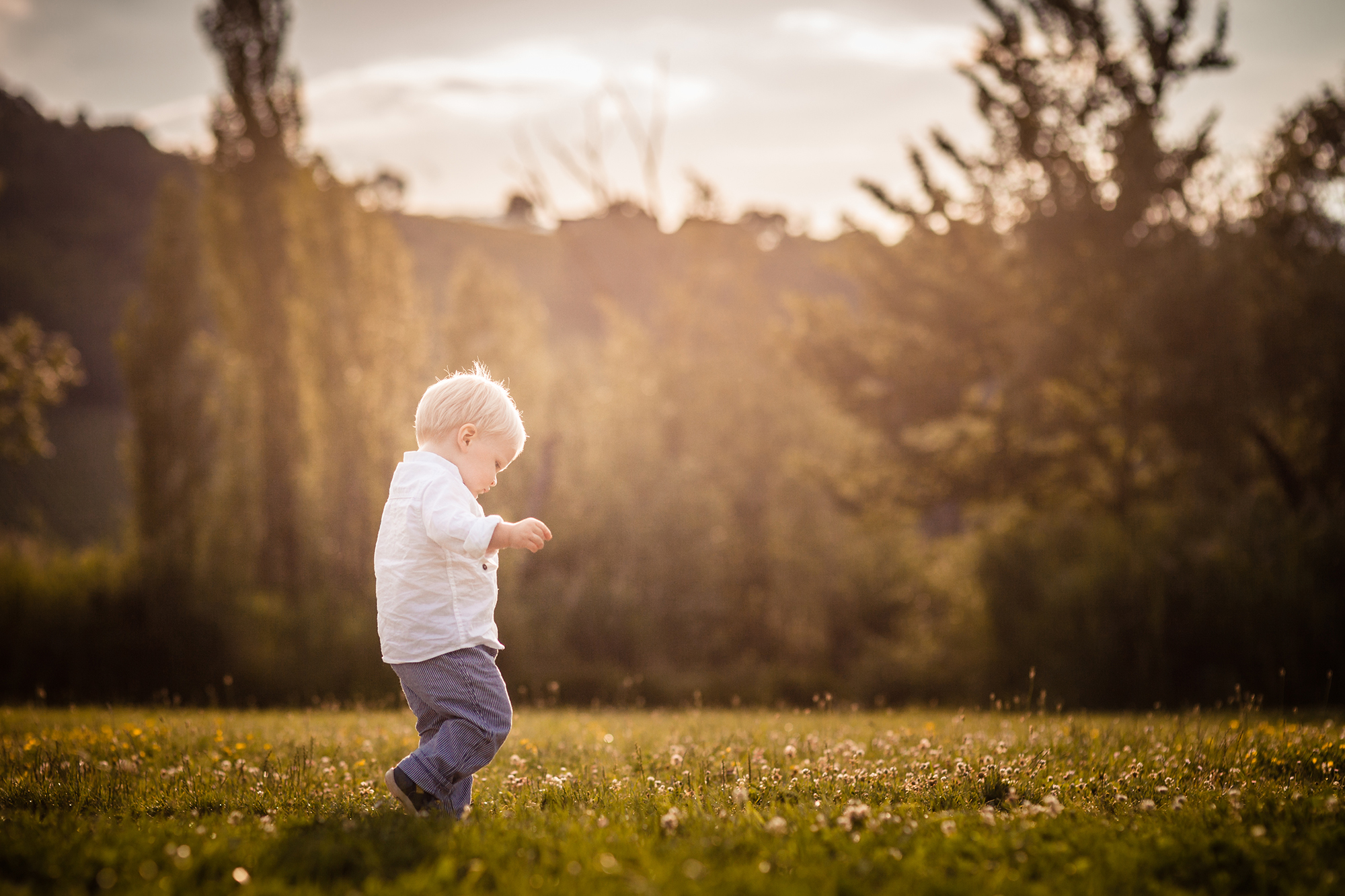 Enfant au coucher de soleil