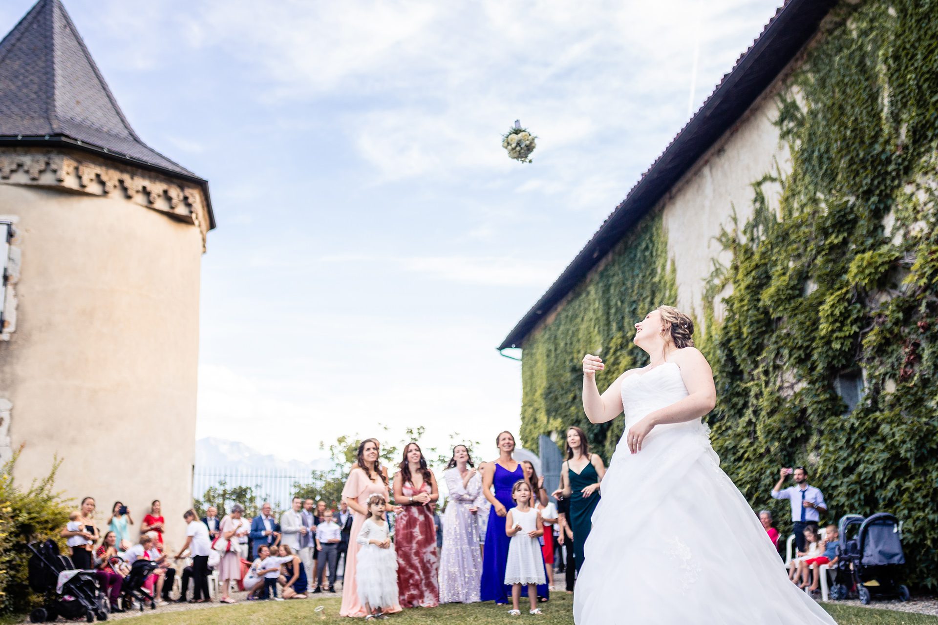 Lancé de bouquet de mariage - Reportage photo de mariage en Savoie Chambéry