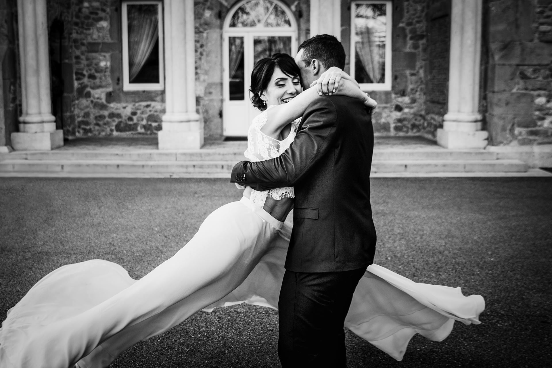 Matthieu Chandelier - Séance photo de couple mariage au chateau de Servolex en Savoie