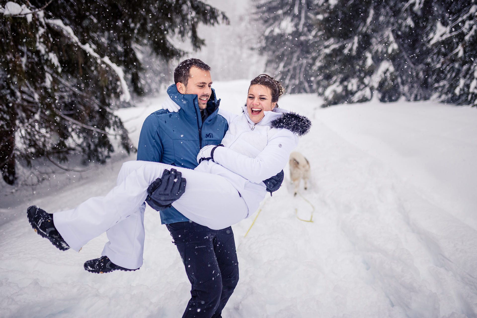 Photographe de mariage dans la neige