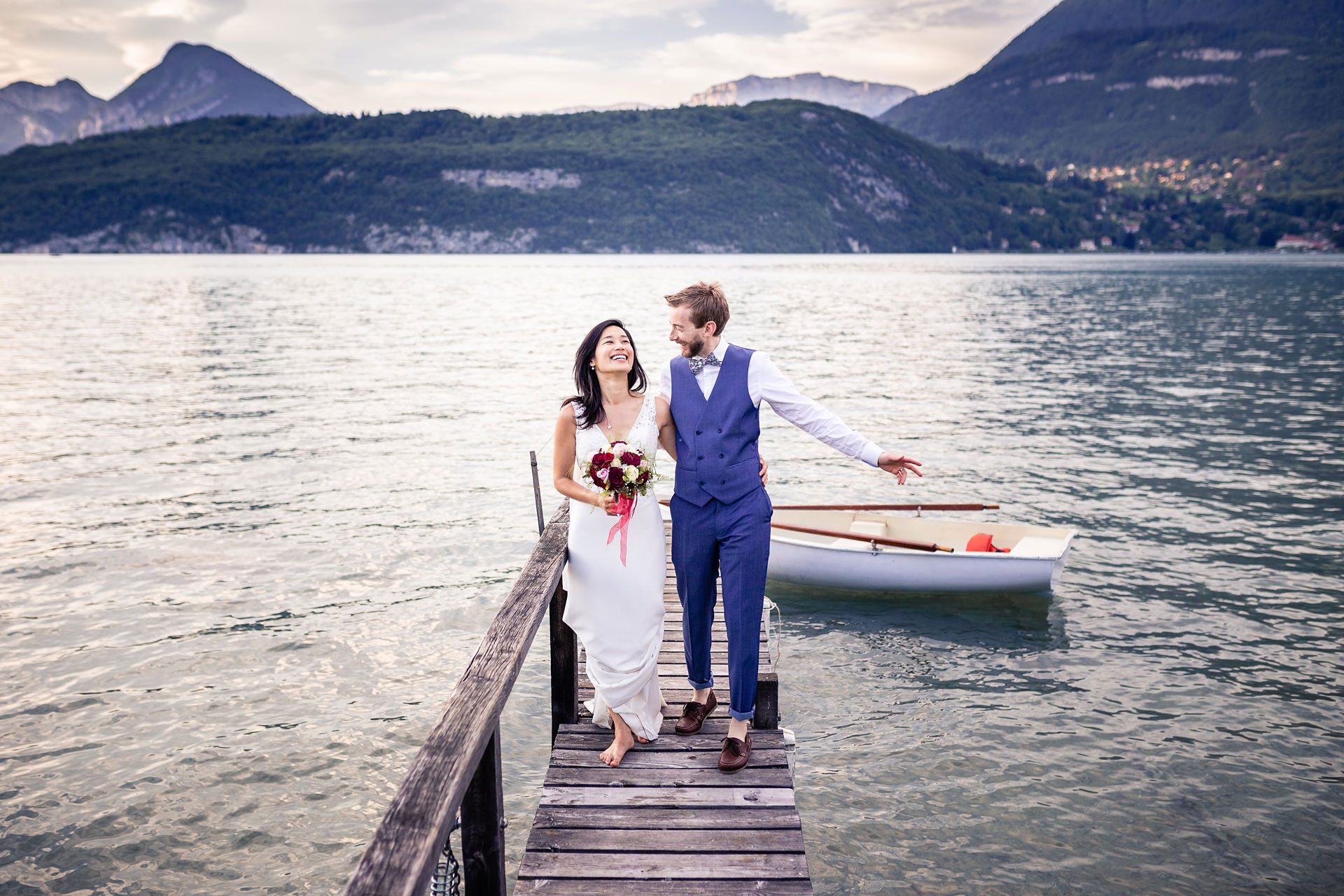 Séance photo de couple mariage au lac d'Annecy - photographe mariage Haute-Savoie